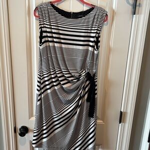 𝅺BLACK and white striped dress gathered slimming ruched flattering size 16
